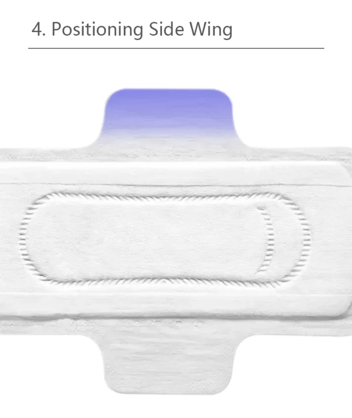 Close-up ng puting daytime sanitary pad na may nakaposisyon sa gilid na pakpak.