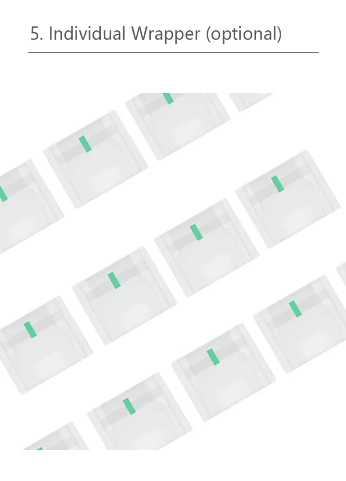 Mga transparent na plastic wrapper na may berdeng strip, tulad ng daytime sanitary pad, sa puting background.
