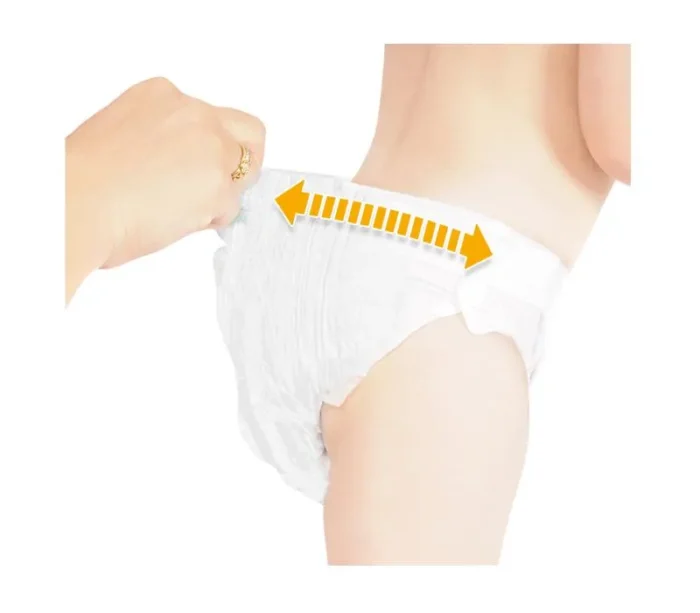 Primer plano de un padre ajustando el pañal de un niño pequeño, con una flecha que muestra la cinta elástica lateral.