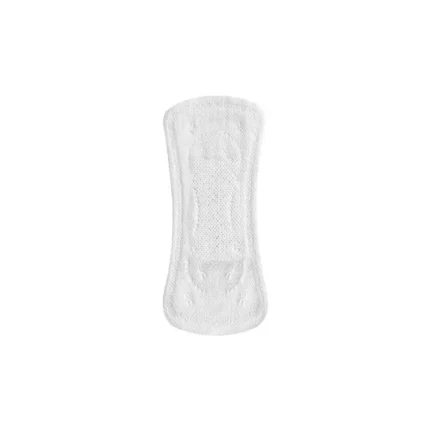 Una elegante toalla sanitaria blanca sobre un fondo blanco puro.