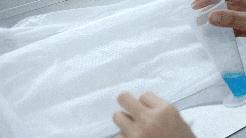 Pagbuhos ng asul na likido sa isang puting sumisipsip na banig.