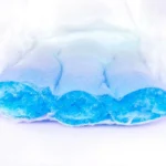 Close-up ng isang cut diaper na nagpapakita ng sumisipsip na asul na mga layer ng gel sa loob.