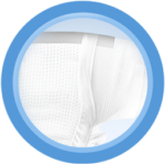 Primer plano de un pañal blanco con un borde circular azul, similar a un pañal de bebé.