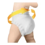Baby na nakasuot ng puting lampin na may dilaw na 360-degree na rotation arrow.