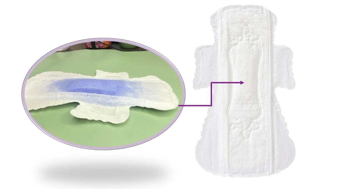 Sanitary pad na nagpapakita ng absorbency na may asul na likidong demonstration.
