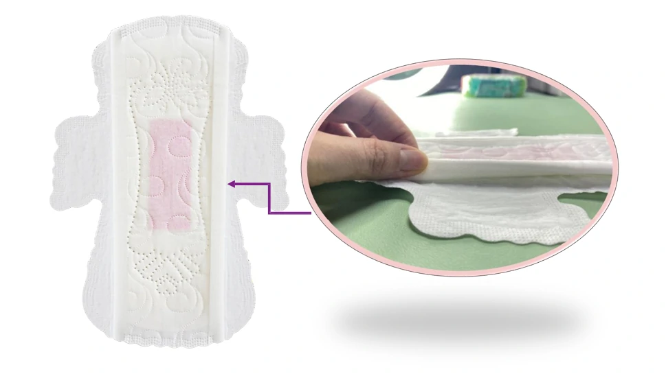Sanitary pad na may kamay na nagpapakita ng mga layer at kapal nito.