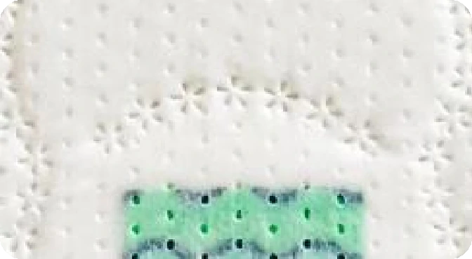 Bahagyang close-up ng sanitary napkin gamit ang Air-through non-woven na Materyal na Tela