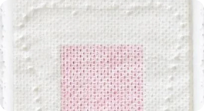 Bahagyang close-up ng sanitary napkin na may Cotton Fabric Material