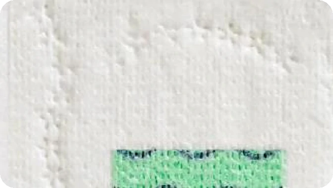 Bahagyang close-up ng sanitary napkin na may Spun-bonded non-woven na Materyal na Tela