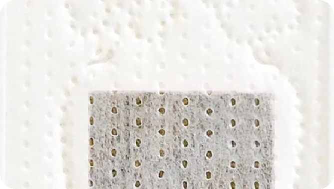 Bahagyang close-up ng sanitary napkin na may pattern na Medium Round Holes