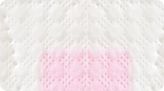 Bahagyang close-up ng sanitary napkin na may pattern ng Pearl Dots