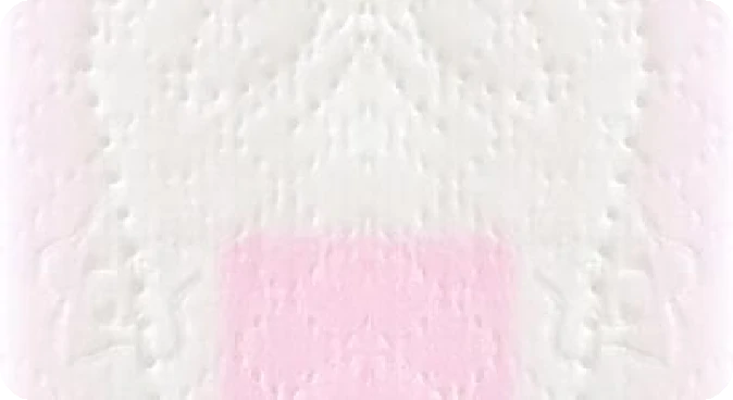 Bahagyang close-up ng sanitary napkin na may pattern ng Star Smiley Face