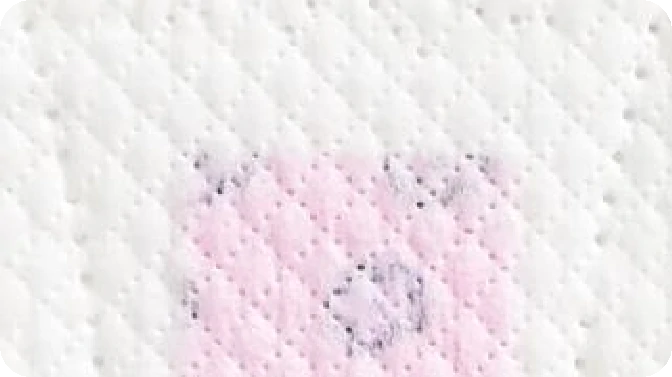 Quilted pattern sa isang puting ibabaw na may malabong pink na disenyo, na inspirasyon ng mga sanitary napkin.