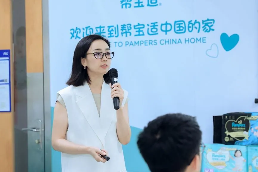 A female employee is explaining Pampers products